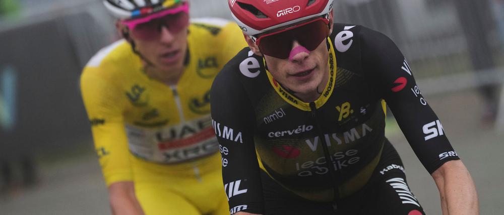 Jonas Vingegaard (r) will Titelverteidiger Tadej Pogacar weiter herausfordern.