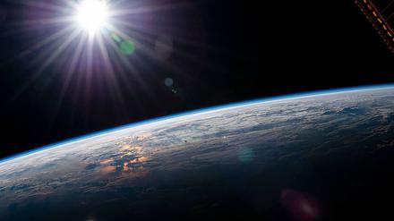 Satellitendaten lassen vermuten, dass das Klimasystem der Erde empfindlicher auf CO₂ reagiert als bislang angenommen.