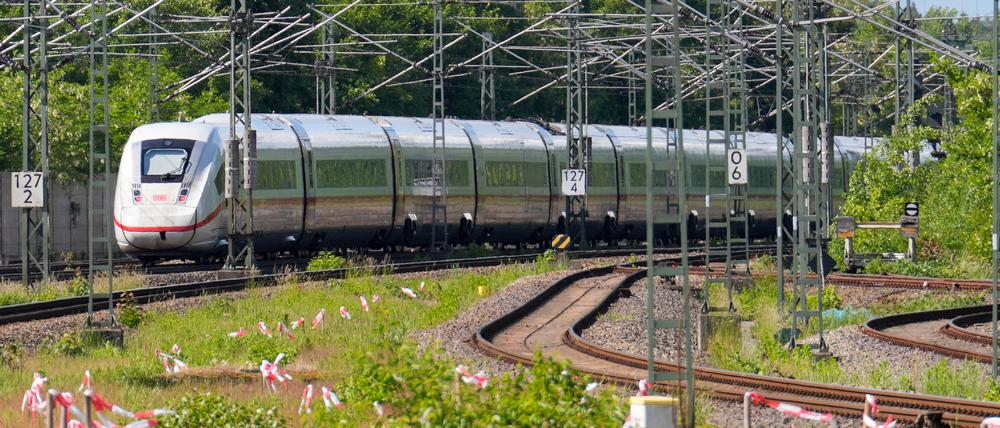 Ein ICE 4 hat auf der Fahrt von Berlin nach Hamburg den Bahnhof Wittenberge passiert.