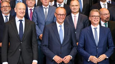 German Chancellor Friedrich Merz, Siemens AG CEO Roland Busch and Deutsche Bank CEO Christian Sewing pose for a group photo with members of the "Made for Germany" initiative at the Chancellery in Berlin, Germany, July 21, 2025. REUTERS/Liesa Johannssen
