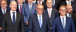 German Chancellor Friedrich Merz, Siemens AG CEO Roland Busch and Deutsche Bank CEO Christian Sewing pose for a group photo with members of the "Made for Germany" initiative at the Chancellery in Berlin, Germany, July 21, 2025. REUTERS/Liesa Johannssen