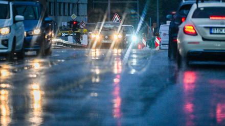 Bei Regen ist auf Straßen mehr Vorsicht als sonst schon gefragt.