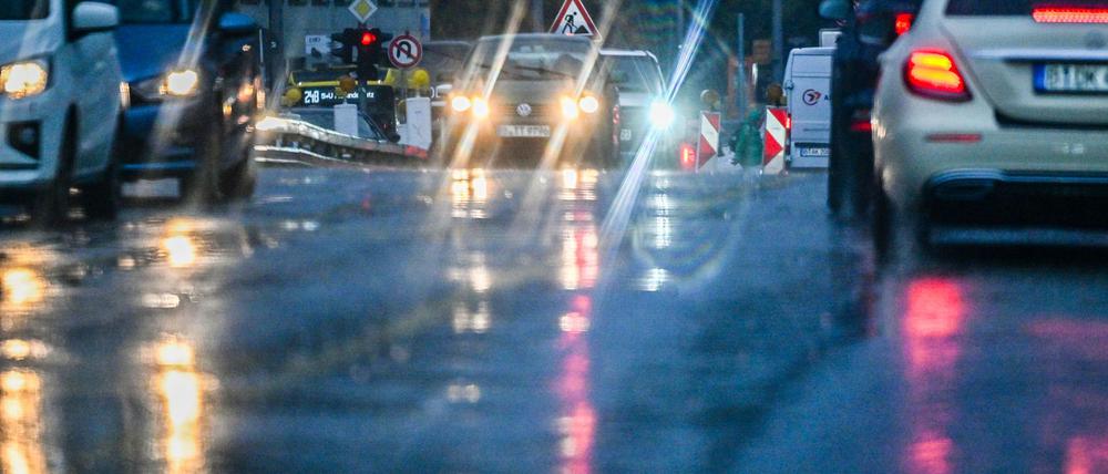 Bei Regen ist auf Straßen mehr Vorsicht als sonst schon gefragt.