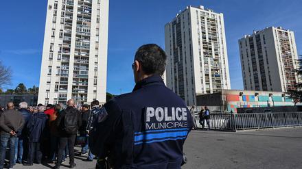 Ein Polizist steht Wache bei einer Demonstration von Bewohnern des unterprivilegierten Stadtteils Pissevin, nach Schüssen zwischen Drogenhändlern und Drogendealern.