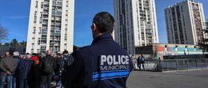 Ein Polizist steht Wache bei einer Demonstration von Bewohnern des unterprivilegierten Stadtteils Pissevin, nach Schüssen zwischen Drogenhändlern und Drogendealern.