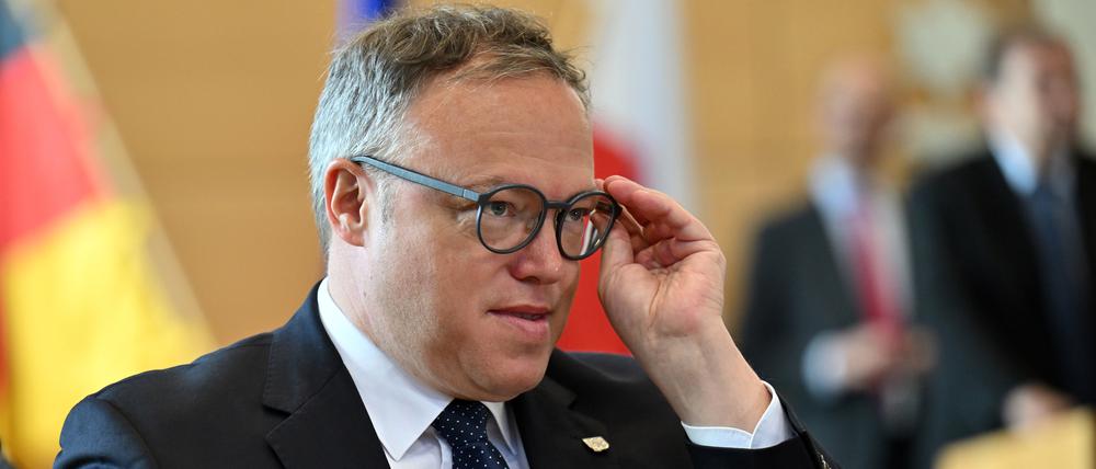 Mario Voigt (CDU), Ministerpräsident von Thüringen, sitzt vor seiner Regierungserklärung zum Thüringen-Monitor im Thüringer Landtag.