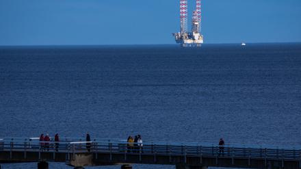 Mecklenburg-Vorpommern, Ahlbeck: Eine Bohrplattform steht in der Ostsee vor der Insel Usedom.