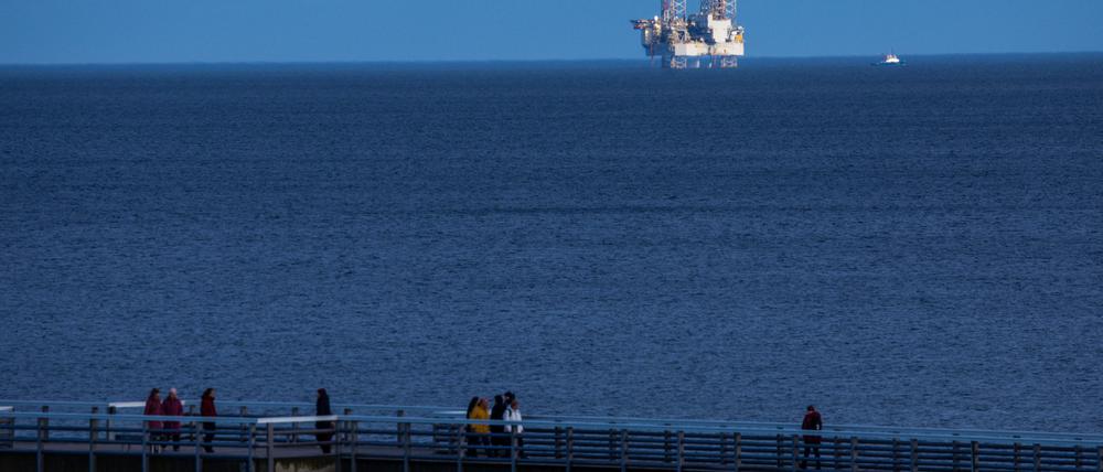 Mecklenburg-Vorpommern, Ahlbeck: Eine Bohrplattform steht in der Ostsee vor der Insel Usedom.
