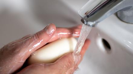 Man sollte so lange Hände waschen, wie es dauert, zweimal das Lied „Happy Birthday“ zu singen. (Symbolbild)