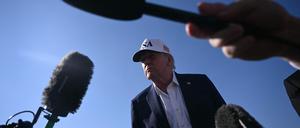 US-Präsident Donald Trump hinter Mikrofonen.