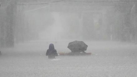 Die Menschen mussten durch brusttiefes Wasser waten.