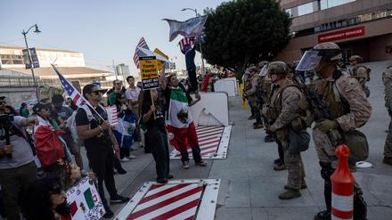 US-Marinesoldaten und Polizisten bewachen das Metropolitan Detention Center in Los Angeles während einer Demonstration am 4. Juli.