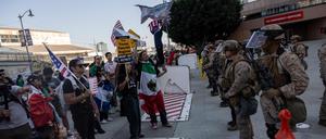 US-Marinesoldaten und Polizisten bewachen das Metropolitan Detention Center in Los Angeles während einer Demonstration am 4. Juli.