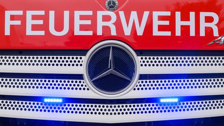 Das Feuerwehrauto ist von der Straße abgekommen und umgekippt. (Symbolbild)
