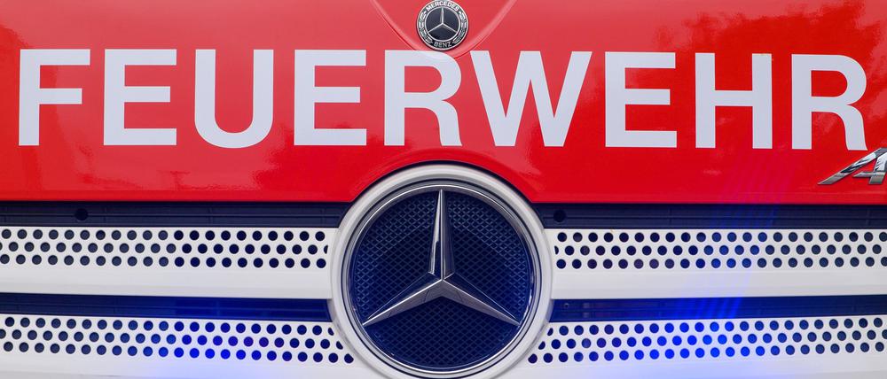Das Feuerwehrauto ist von der Straße abgekommen und umgekippt. (Symbolbild)