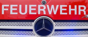 Das Feuerwehrauto ist von der Straße abgekommen und umgekippt. (Symbolbild)