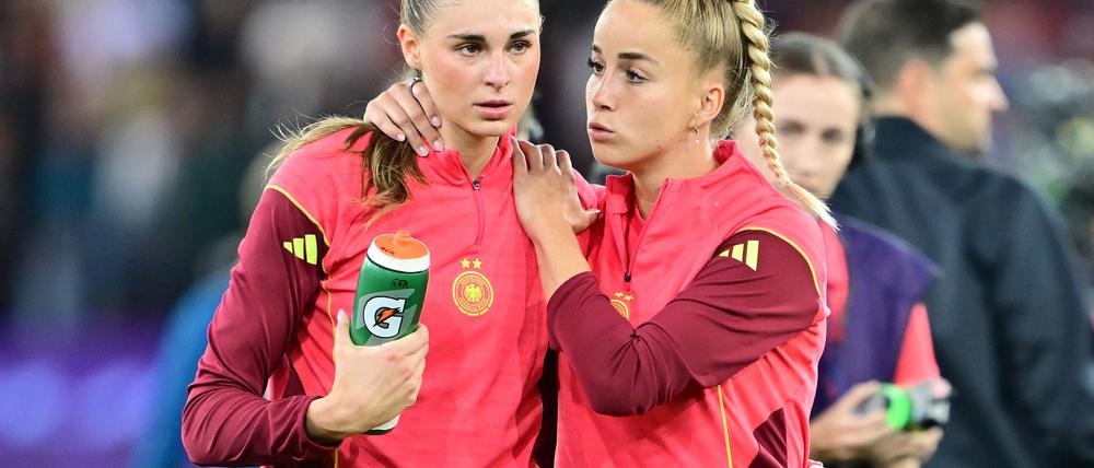 Zwei deutsche Topstars: Jule Brand (l.) und die derzeit verletzte Giulia Gwinn.