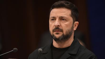 Der ukrainische Präsident Wolodymyr Selenskyj hält eine Rede vor dem Europarat, nachdem er ein Abkommen für ein Sondertribunal für Verbrechen gegen die Ukraine unterzeichnet hat.
