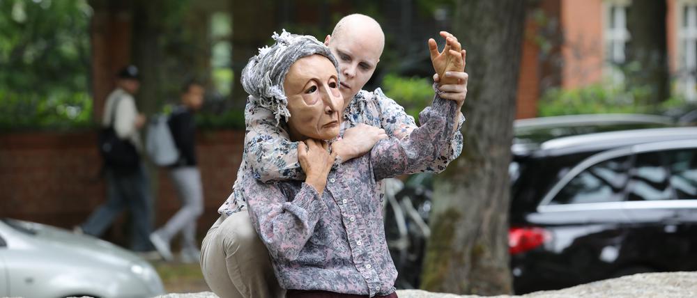 Das Theater Nadi erkundet in der Performance Steine als Speicher von Geschichte und Identität.