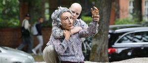 Das Theater Nadi erkundet in der Performance Steine als Speicher von Geschichte und Identität. 