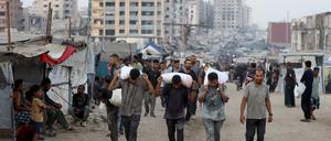 Palästinenser mit Hilfsgütern im zerstörten Gaza-Stadt.