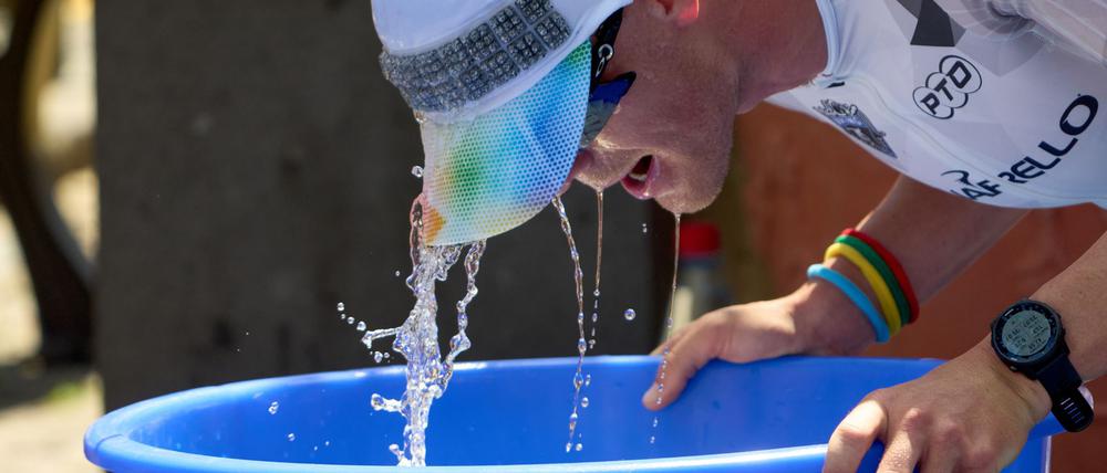 Abkühlen ist lebenswichtig bei Hitzerennen.