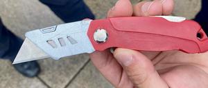 Ein von der Polizei beschlagnahmtes Messer. (Archivbild)