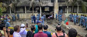 Nach dem Absturz eines Militärflugzeugs dauern die Bergungsarbeiten an. 