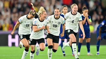 Auch nach 90 Minuten sitzt bei Deutschlands Selina Cerci (l-r), Linda Dallmann, Klara Bühl und Rebecca Knaak noch die Frisur.