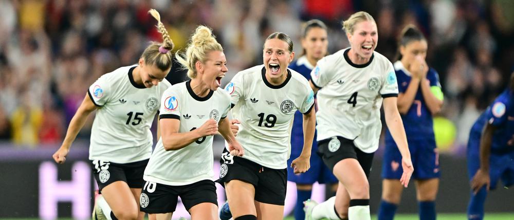 Auch nach 90 Minuten sitzt bei Deutschlands Selina Cerci (l-r), Linda Dallmann, Klara Bühl und Rebecca Knaak noch die Frisur.