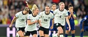 Auch nach 90 Minuten sitzt bei Deutschlands Selina Cerci (l-r), Linda Dallmann, Klara Bühl und Rebecca Knaak noch die Frisur.