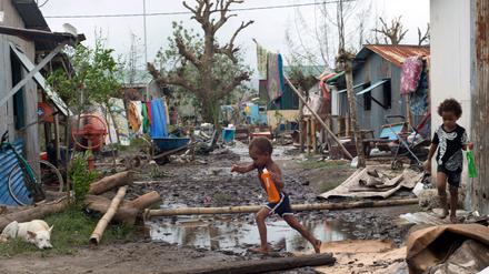 Kinder spielen auf einer Straße auf einer Insel von Vanuatu, nachdem ein Zyklon ihr Dorf verwüstet hat.