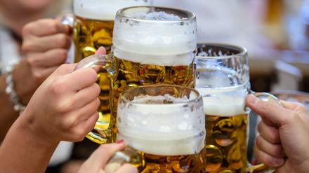 Bier mag in Deutschland einen hohen Stellenwert haben, bei der Produktion hat die Bundesrepublik ihren Platz in den weltweiten Top-5 aber eingebüßt. (Archivbild)