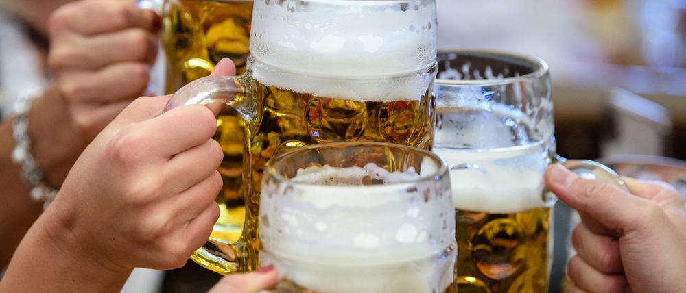 Bier mag in Deutschland einen hohen Stellenwert haben, bei der Produktion hat die Bundesrepublik ihren Platz in den weltweiten Top-5 aber eingebüßt. (Archivbild)