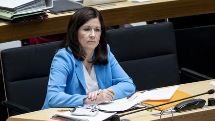 Katharina Günther-Wünsch (CDU), Berliner Senatorin für Bildung, Jugend und Familie, nimmt an der Plenarsitzung des Berliner Abgeordnetenhauses teil. 