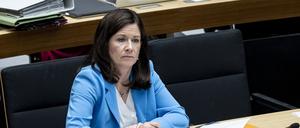 Katharina Günther-Wünsch (CDU), Berliner Senatorin für Bildung, Jugend und Familie, nimmt an der Plenarsitzung des Berliner Abgeordnetenhauses teil. 