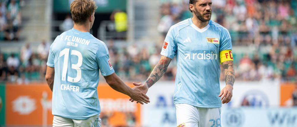 Die Unioner Andras Schäfer (l) und Christopher Trimmel werden in Herzogenaurach auf die kommende Saison vorbereitet.