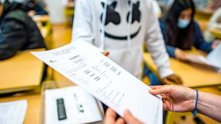 Kurz vor den Sommerferien bekommen Schülerinnen und Schüler an insgesamt 942 Schulen in Brandenburg ihre Zeugnisse. (Symbolbild)