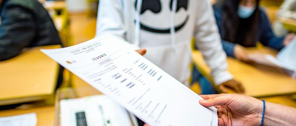 Kurz vor den Sommerferien bekommen Schülerinnen und Schüler an insgesamt 942 Schulen in Brandenburg ihre Zeugnisse. (Symbolbild)