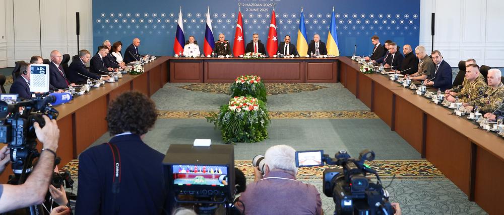 Letztes Treffen im Juni: Auf diesem von der staatlichen russischen Nachrichtenagentur Tass veröffentlichten Foto sitzen die Delegationen der direkten Verhandlung zwischen Russland und der Ukraine unter türkischer Führung zusammen