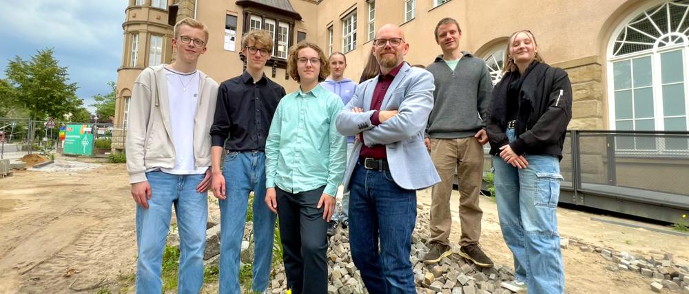 Andreas Golus-Steiner, Schulleiter der Steglitzer Fichtenberg-Oberschule, mit Schüler:innen vor dem Altbau in der Rothenburgstraße.