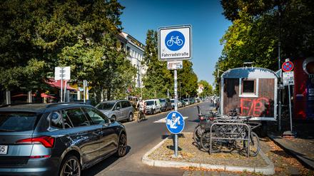 Ein Auto fährt in die Ossietzkystraße in Berlin-Pankow, eine  Fahrradstraße.