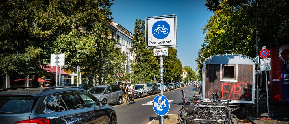 Ein Auto fährt in die Ossietzkystraße in Berlin-Pankow, eine  Fahrradstraße.