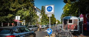 Ein Auto fährt in die Ossietzkystraße in Berlin-Pankow, eine Fahrradstraße.