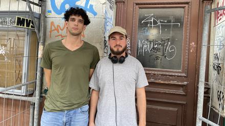 Tomas Risso (l.) und Felix Vendramin (r.). Wohnung im 1. OG, Brand in Schöneberg in der Kärntener Straße 28.
Foto: Nora Tschepe-Wiesinger