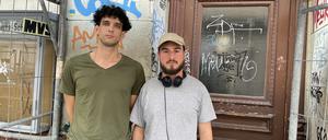 Tomas Risso (l.) und Felix Vendramin (r.). Wohnung im 1. OG, Brand in Schöneberg in der Kärntener Straße 28.
Foto: Nora Tschepe-Wiesinger