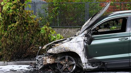 Wegen Brandstiftungen an Autos vor Berliner Gefängnissen hat die Polizei eine Wohnung und eine Gefängniszelle durchsucht.