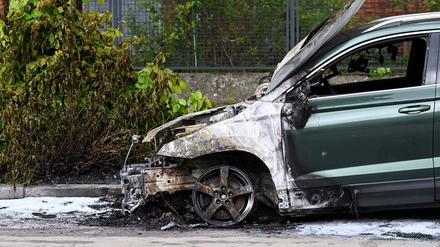 Wegen Brandstiftungen an Autos vor Berliner Gefängnissen hat die Polizei eine Wohnung und eine Gefängniszelle durchsucht.