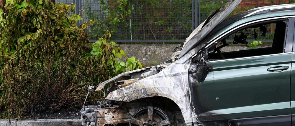 Wegen Brandstiftungen an Autos vor Berliner Gefängnissen hat die Polizei eine Wohnung und eine Gefängniszelle durchsucht.