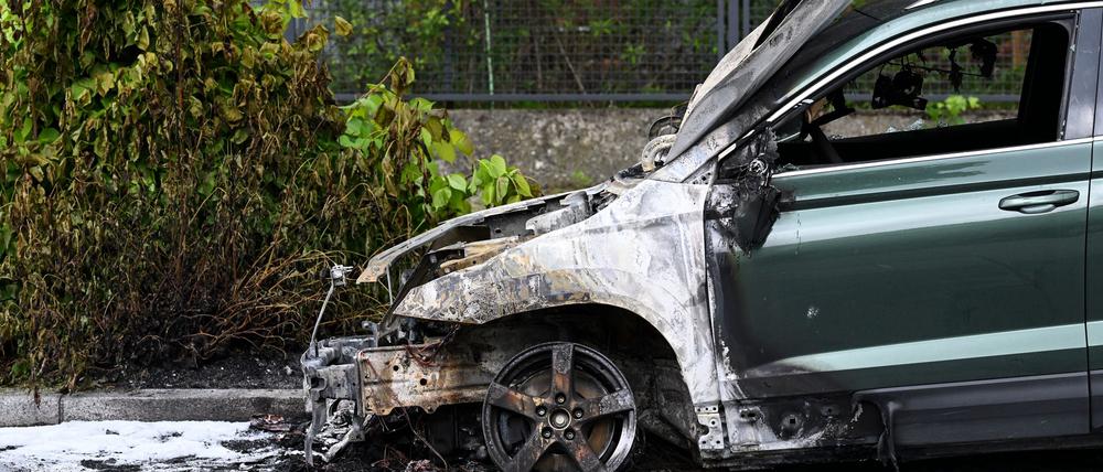 Wegen Brandstiftungen an Autos vor Berliner Gefängnissen hat die Staatsanwaltschaft vier Männer angeklagt.